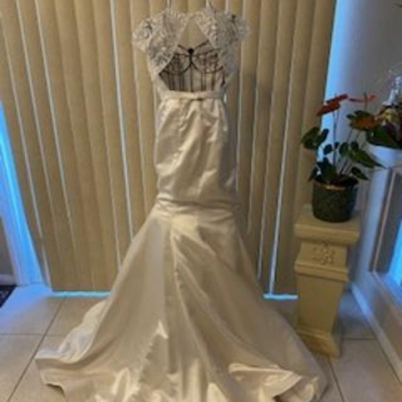 Striking Light Ivory Satin Two Piece Formal Evening Gown Size 2 - Picture 6 of 11